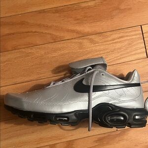 Nike Men's Metallic Silver and Black Sneakers